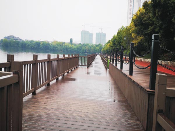 湖北遗爱湖景区塑木栈道景观工程